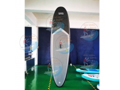 les planches de surf gonflables pour sports nautiques se lèvent
