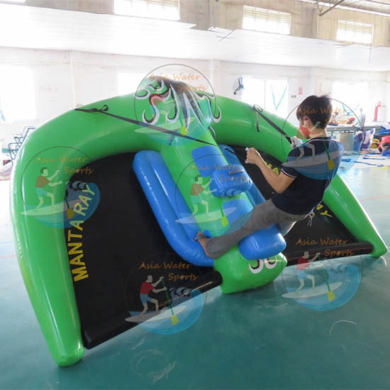 Essayer de piloter le bateau gonflable Manta Ray